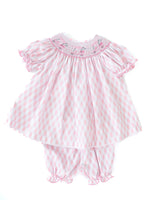 The heirloom-quality construction of the Pink Golf Smocked Bloomer Set ensures it will be a lasting piece in her wardrobe.