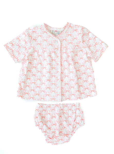 The Bows Layette Set features a delicate bow pattern, offering a soft and stylish outfit perfect for your little one’s first days.