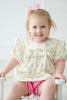 The playful pink piping and matching pink shorts make this bloomer set an adorable choice for a toddler girl’s spring wardrobe.